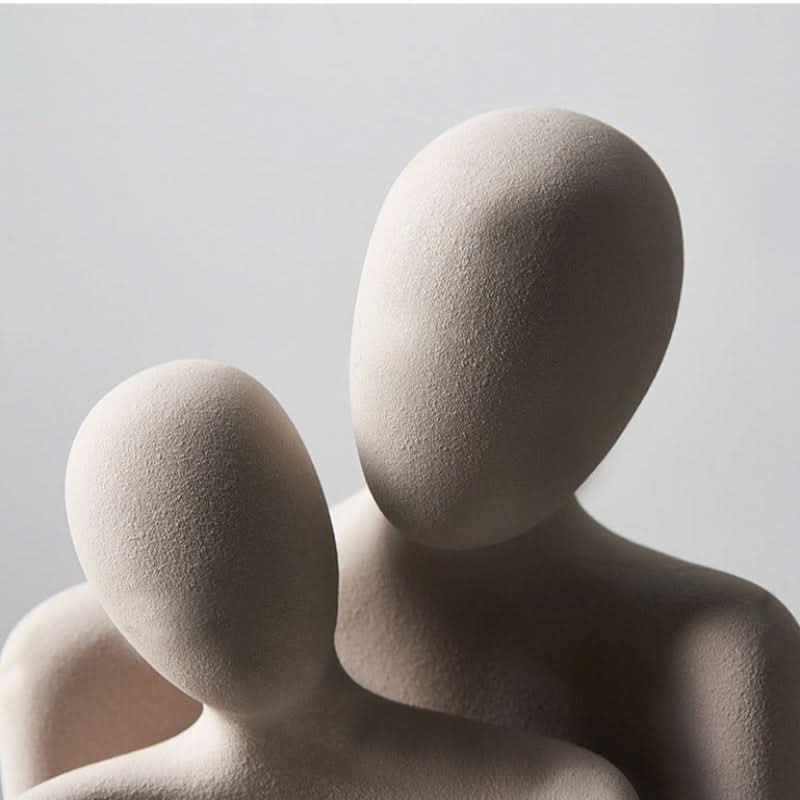 Scultura moderna che simboleggia connessione e tenerezza