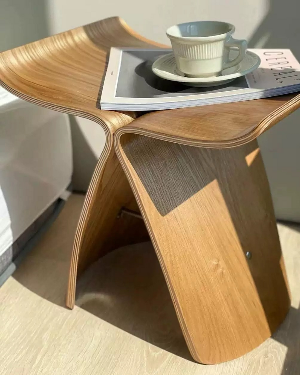 Tavolino Vintage a Forma di Farfalla