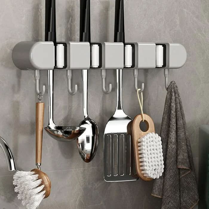Supporto a muro versatile per attrezzi domestici