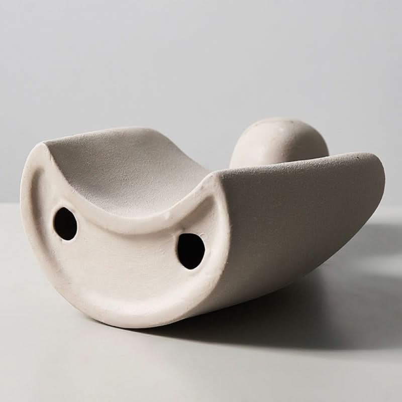 Scultura moderna che simboleggia connessione e tenerezza