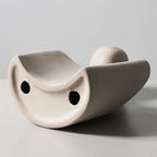 Scultura moderna che simboleggia connessione e tenerezza