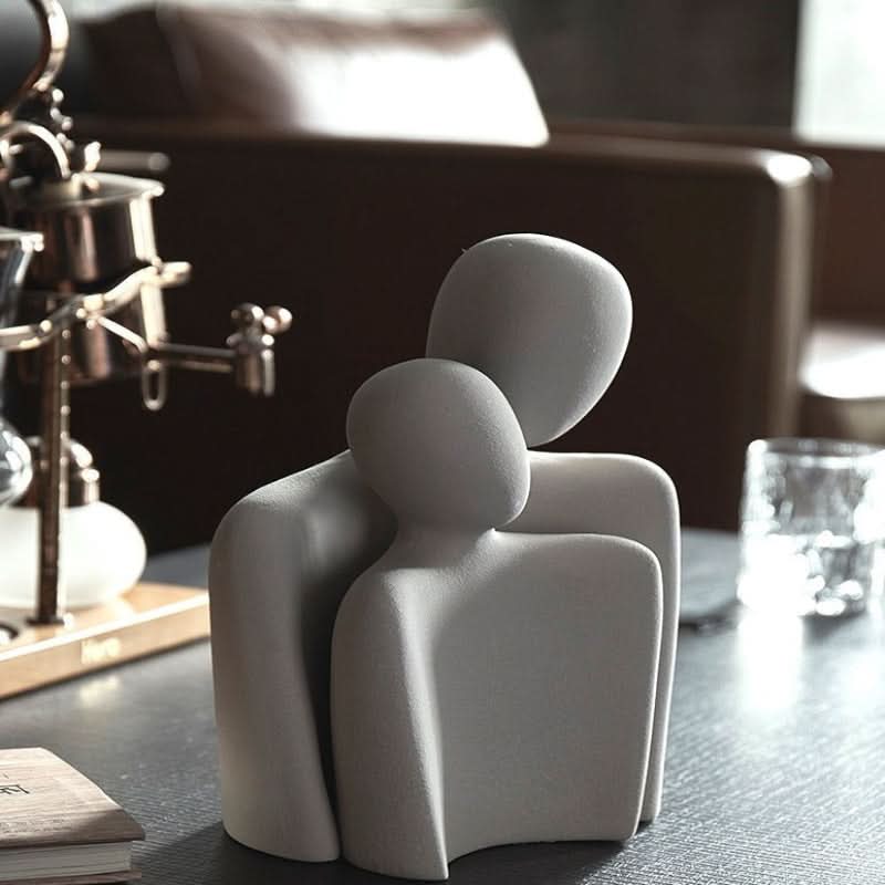 Scultura moderna che simboleggia connessione e tenerezza