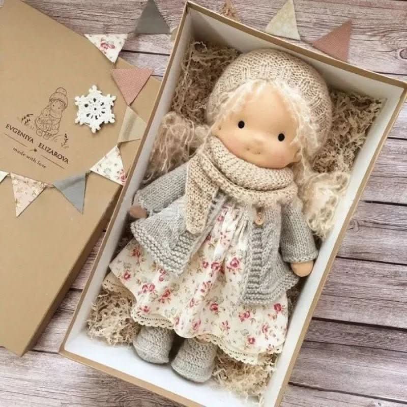 WALDOLLY - Bambola di cotone Waldorf fatta a mano, progettata per un gioco morbido, naturale e immaginativo con un fascino minimalista senza tempo