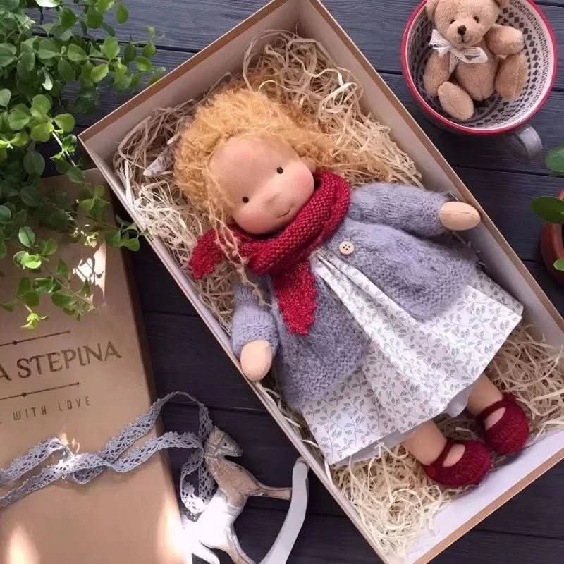 WALDOLLY - Bambola di cotone Waldorf fatta a mano, progettata per un gioco morbido, naturale e immaginativo con un fascino minimalista senza tempo