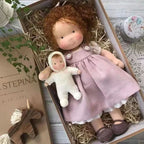 WALDOLLY - Bambola di cotone Waldorf fatta a mano, progettata per un gioco morbido, naturale e immaginativo con un fascino minimalista senza tempo
