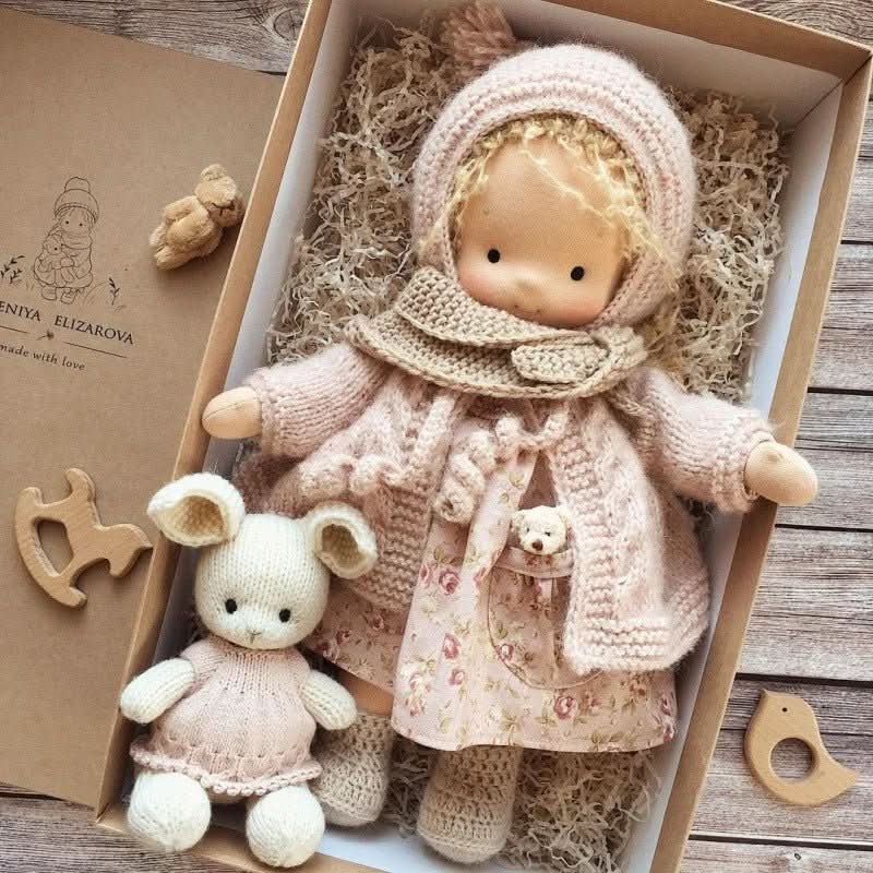 WALDOLLY - Bambola di cotone Waldorf fatta a mano, progettata per un gioco morbido, naturale e immaginativo con un fascino minimalista senza tempo