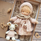 WALDOLLY - Bambola di cotone Waldorf fatta a mano, progettata per un gioco morbido, naturale e immaginativo con un fascino minimalista senza tempo