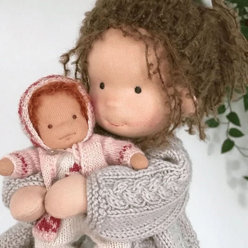 WALDOLLY - Bambola di cotone Waldorf fatta a mano, progettata per un gioco morbido, naturale e immaginativo con un fascino minimalista senza tempo