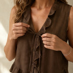 Vellara – Blusa senza maniche con rouches e scollo a V con fiocco e orlo peplum