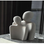 Scultura moderna che simboleggia connessione e tenerezza
