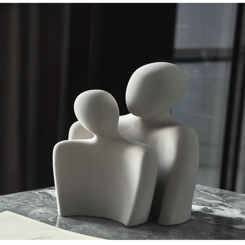 Scultura moderna che simboleggia connessione e tenerezza