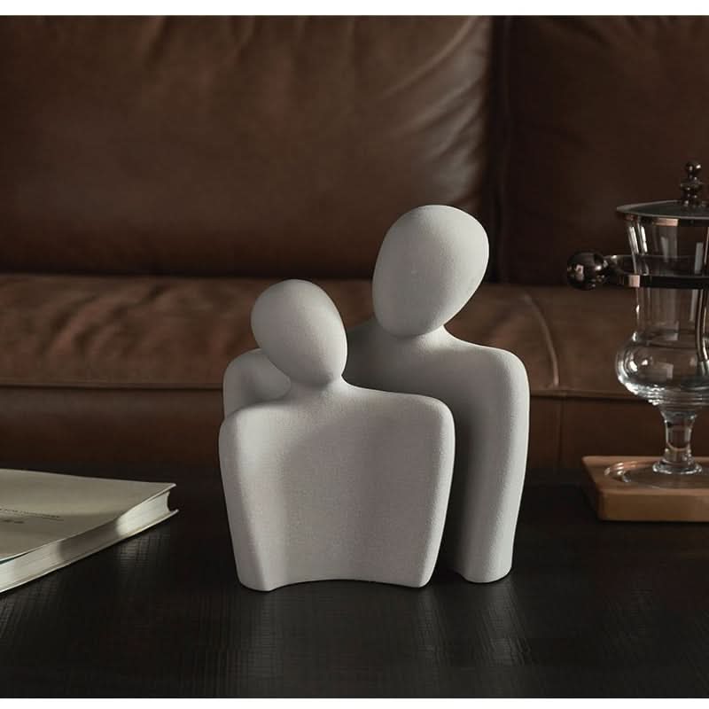 Scultura moderna che simboleggia connessione e tenerezza