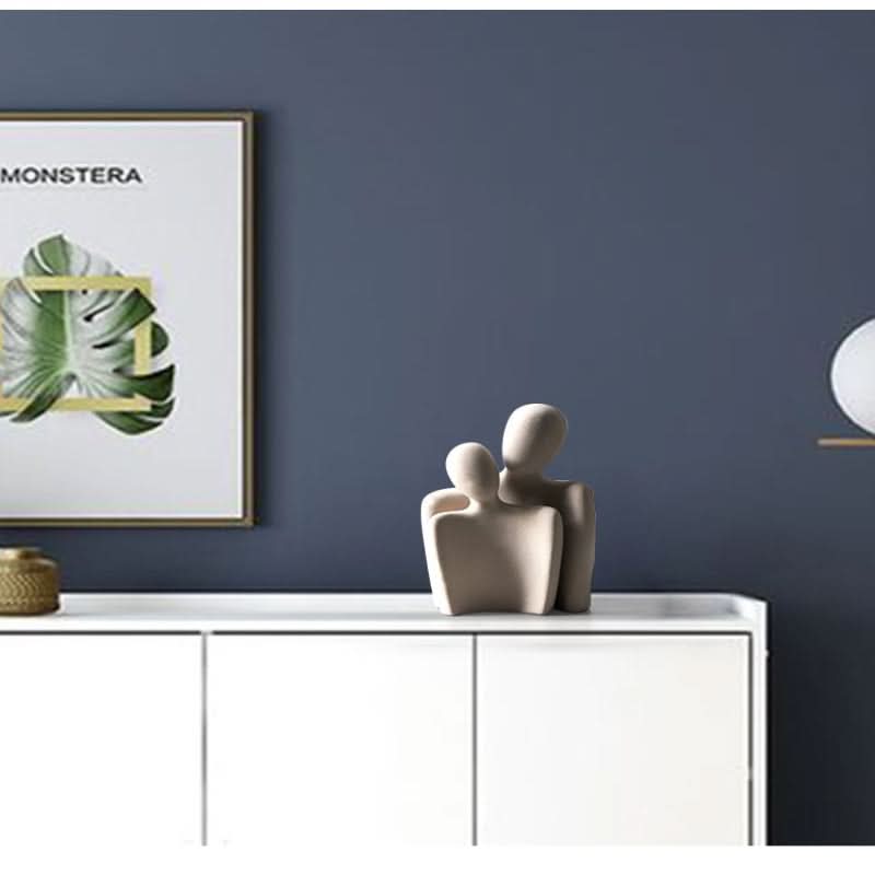 Scultura moderna che simboleggia connessione e tenerezza