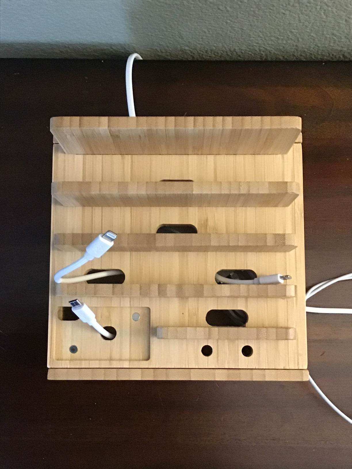 Tekavo ChargeDock Stazione di Ricarica in Bambù | 5-Port USB & Organizzatore | Per Smartphone, Tablet & Smartwatch | Inclusi Set di Cavi