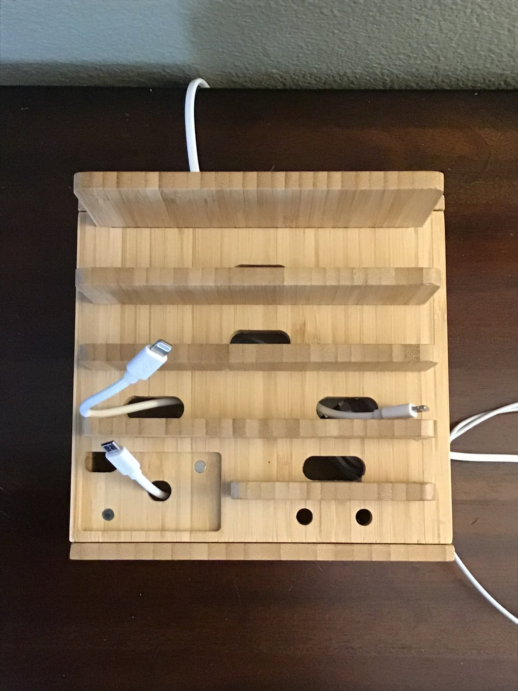 Tekavo ChargeDock Stazione di Ricarica in Bambù | 5-Port USB & Organizzatore | Per Smartphone, Tablet & Smartwatch | Inclusi Set di Cavi
