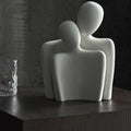 Scultura moderna che simboleggia connessione e tenerezza