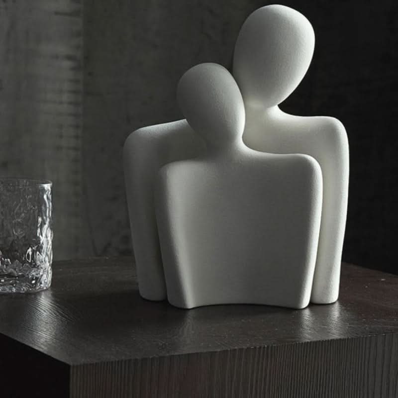 Scultura moderna che simboleggia connessione e tenerezza