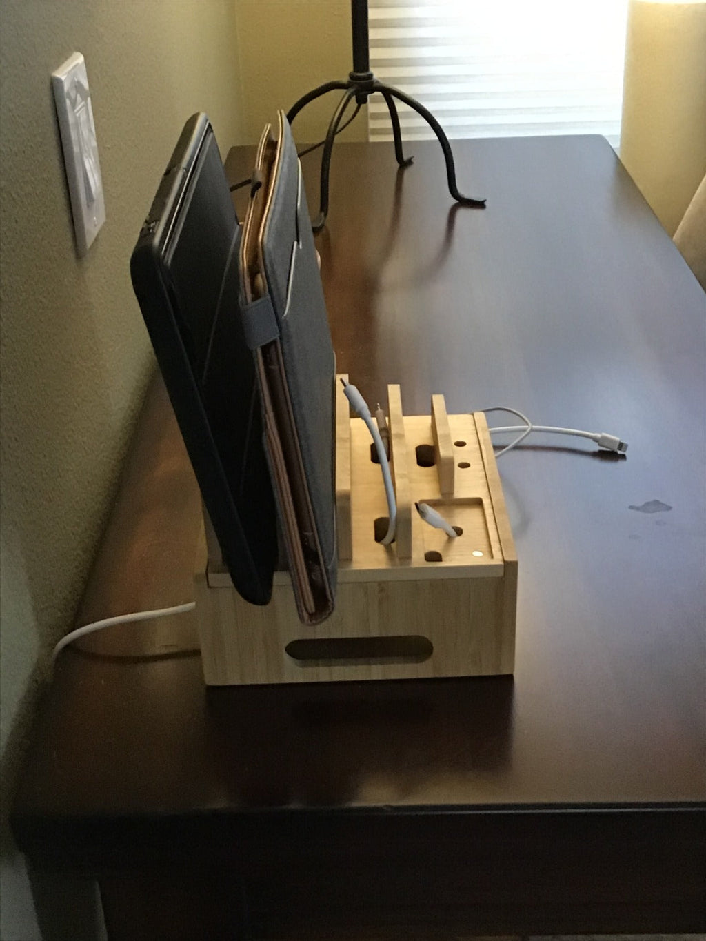Tekavo ChargeDock Stazione di Ricarica in Bambù | 5-Port USB & Organizzatore | Per Smartphone, Tablet & Smartwatch | Inclusi Set di Cavi