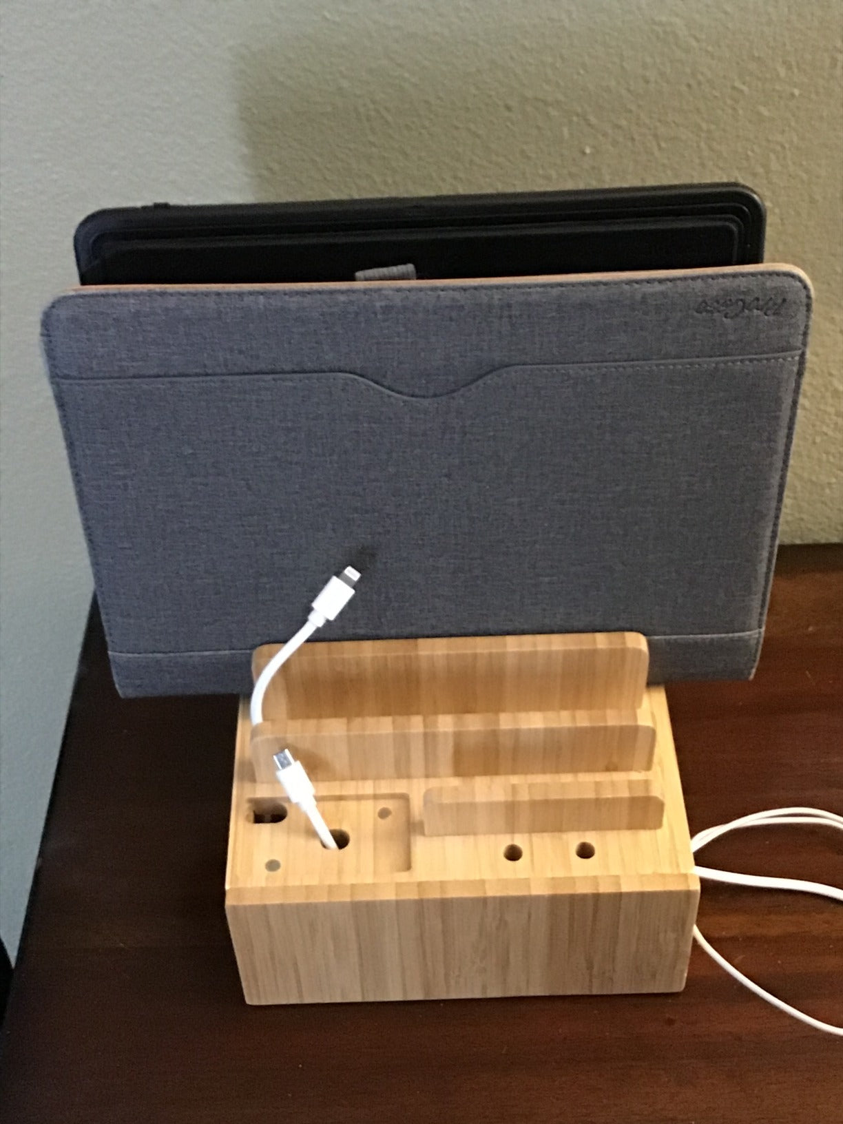 Tekavo ChargeDock Stazione di Ricarica in Bambù | 5-Port USB & Organizzatore | Per Smartphone, Tablet & Smartwatch | Inclusi Set di Cavi