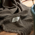 OLIVEBREEZE – Coperta Leggera in Garza di Cotone a 4 Strati con Frange Eleganti