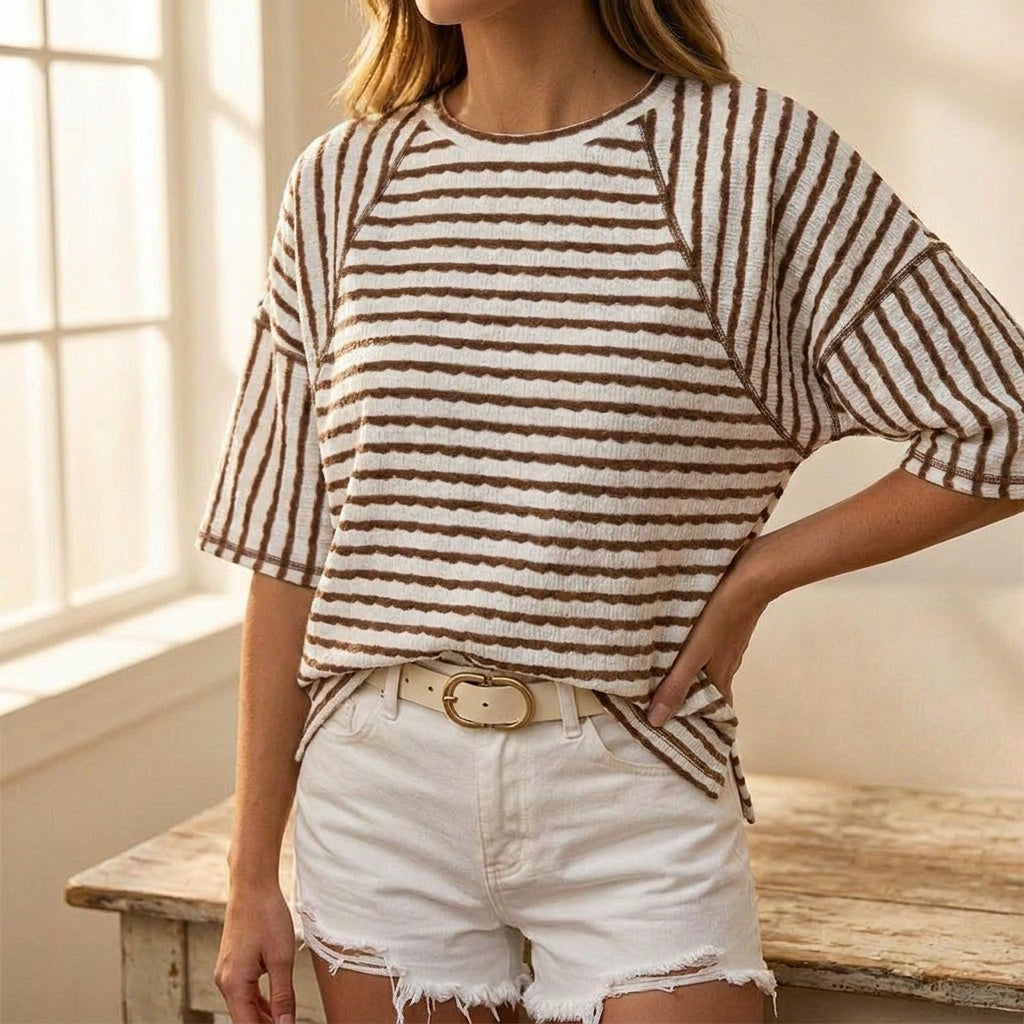 Elara – T-shirt rilassata a righe testurizzate per donna